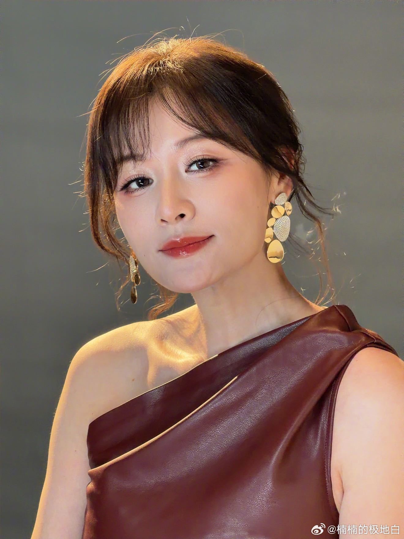 叶一茜上个综艺变了个人叶一茜是吃防腐剂了吗叶一茜上综艺直接变身！黑色闪钻抹胸裙