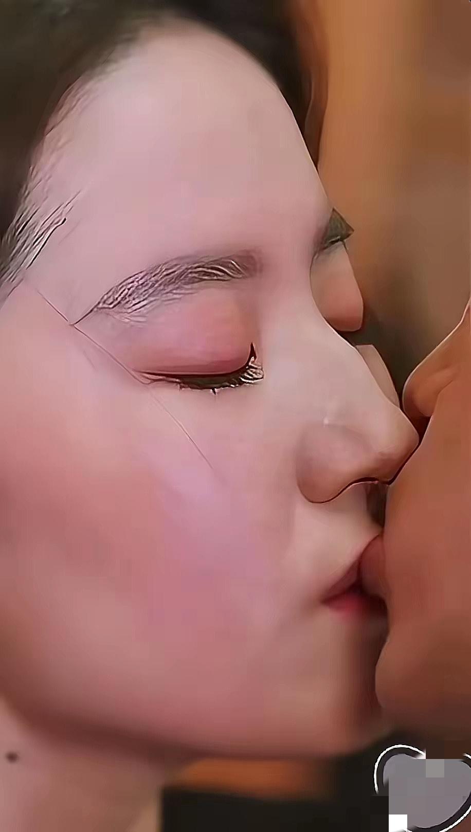 前几天刷到一个头条：中年夫妻为什么不接吻了？评论区简直是段子大会。有人调侃说