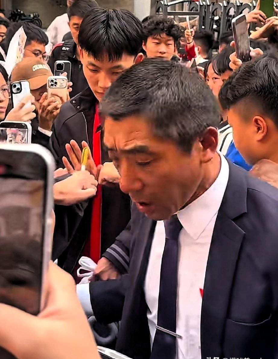 被七八十个球迷围堵在训练基地门口，尖叫着把球衣塞到他手里时，徐杰是昨天唯一一个从