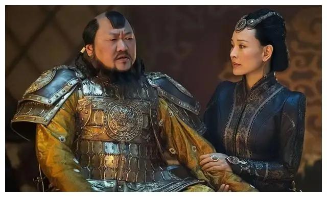 1252年的一天，4个蒙古兵抬着一个皮囊，皮囊里装一个剥光衣服的女人，她四肢被绑