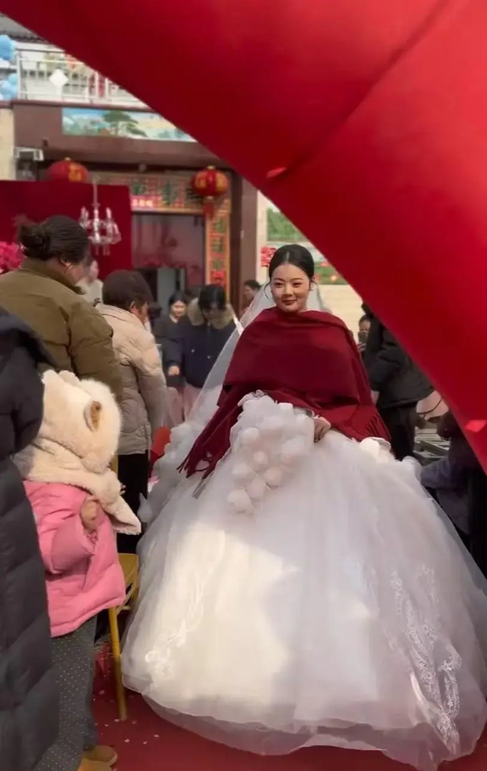 婚礼上新娘天庭饱满意外走红，明艳动人成焦点，网友：美到心坎了