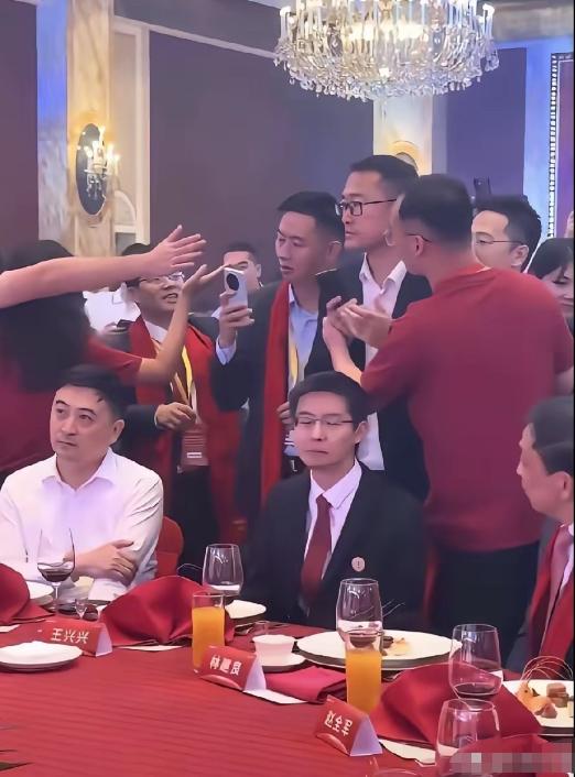 他为什么不开心呢？因为连他自己都觉得太疯狂了，一年2.74亿的利润居然干到400