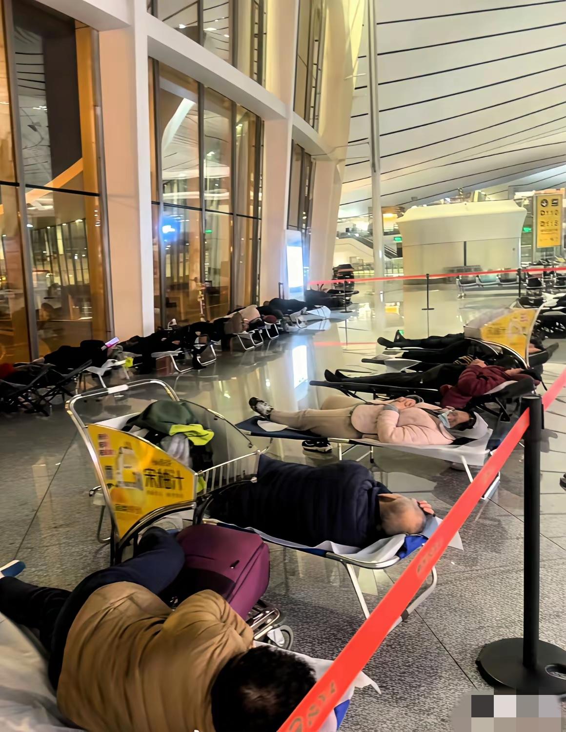 谁懂半夜到机场的痛！大兴机场20元过夜服务，直接把便民做到心坎里！半夜落地