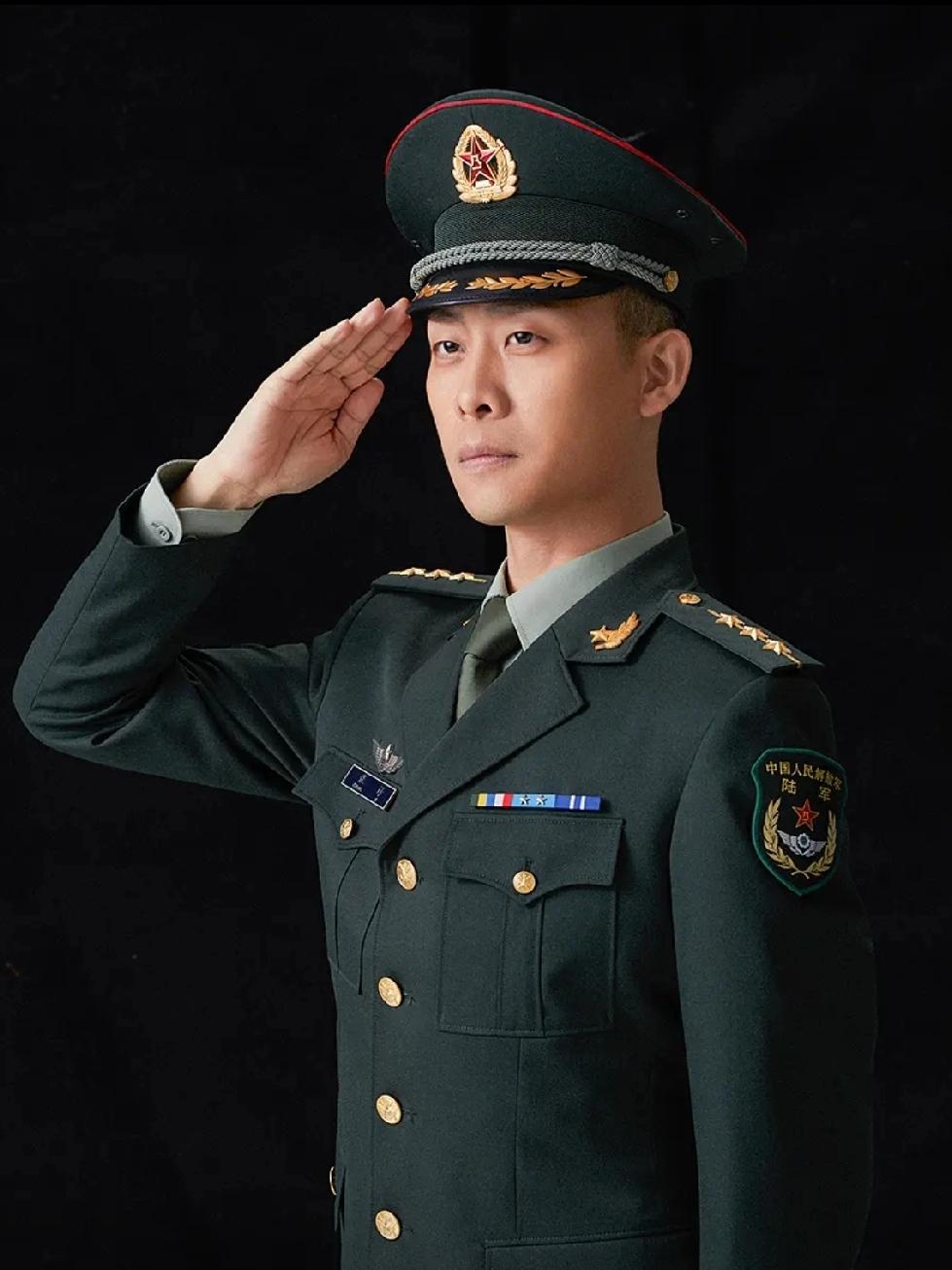 2004年8月，演员张译急需一笔钱，当他打开家里的抽屉，发现藏在深处的报纸里，原