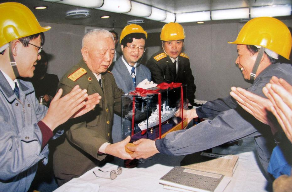 不知不觉已经过去30年了啊——刘华清将军从江南造船厂代表手中接过112“哈尔滨舰