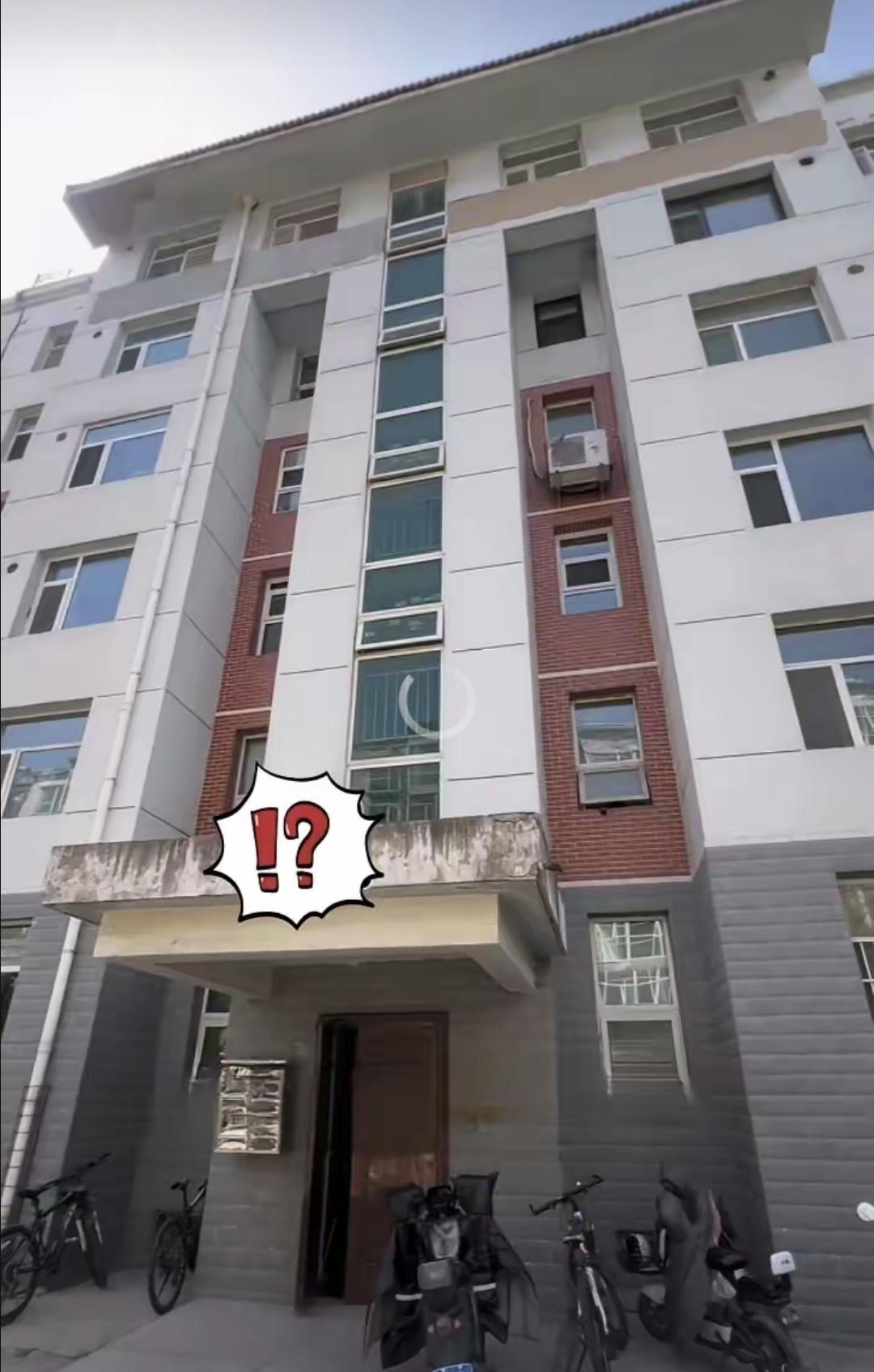 昨天刷到一个帖子，说有人买了套没人要的步梯顶层房，房东从95万一直降到55万，愣