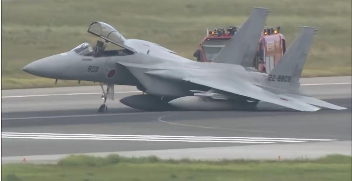 中国TB-001无人机飞过琉球，日本F-15J折腾出事了8月18日，中国空军