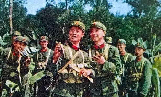 1979年，刘勇抱着一挺轻机枪，摸到越军阵地70米处，对着越军机枪手扫射，谁