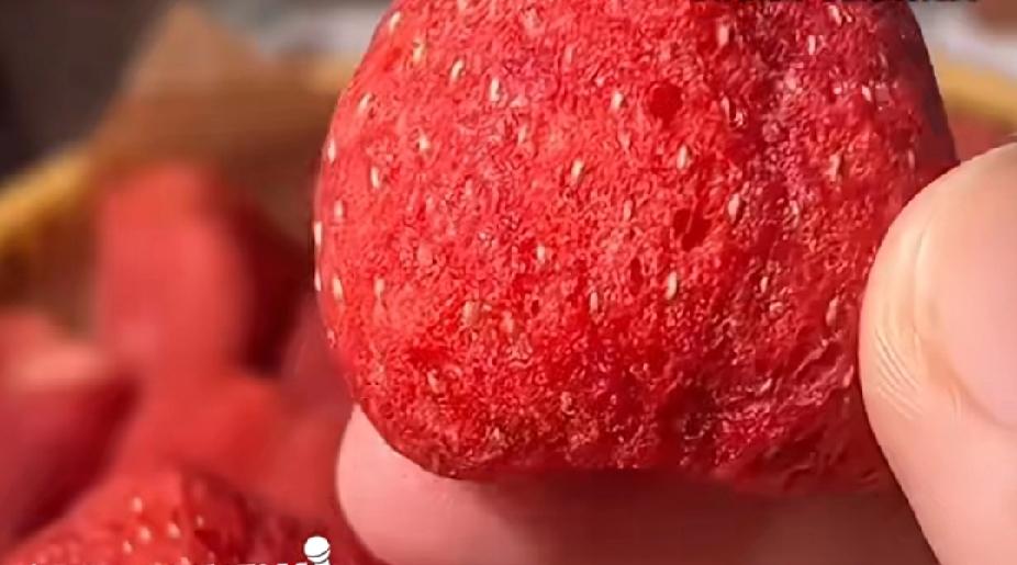 干草莓双重陷阱，农残超标检测造假问题，原料流入供应链，新京报记者调查发现，冻干草