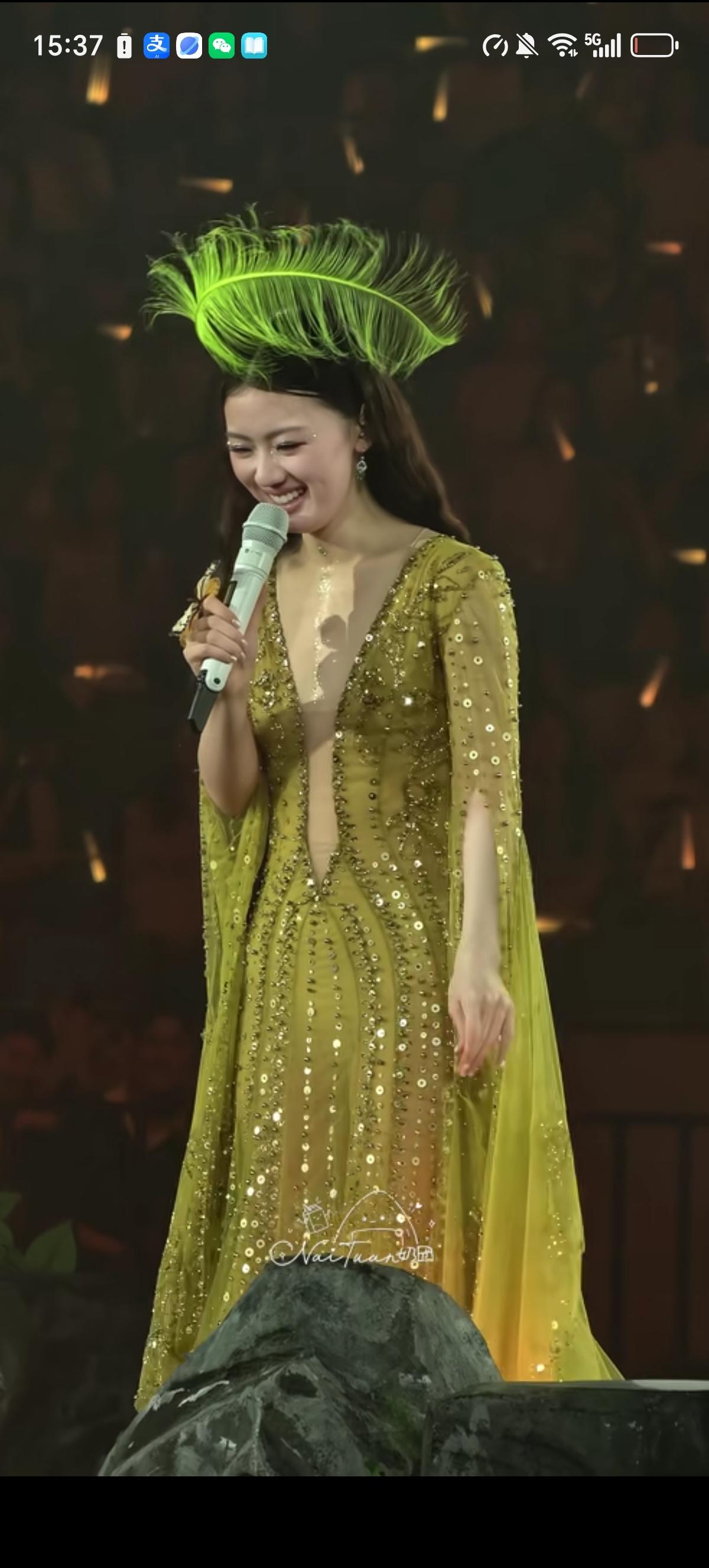 单依纯穿着很显身材S曲线的裙子，愣是让人看不出一点性感，只有“平平整整”的感觉，