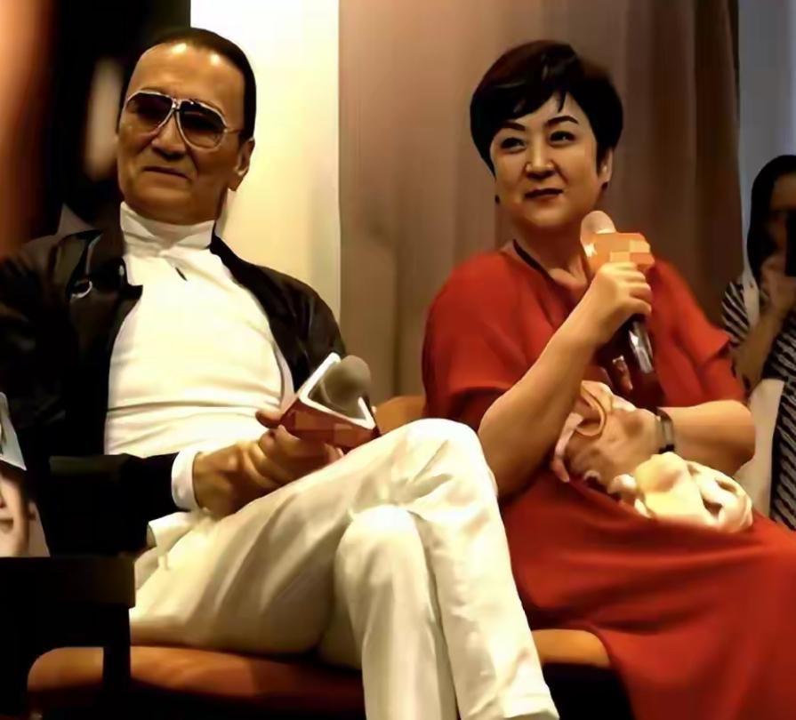 谢贤去世后，其第一任妻子甄珍得知消息当场落泪，声音哭到低沉沙哑，称谢贤是她的初恋
