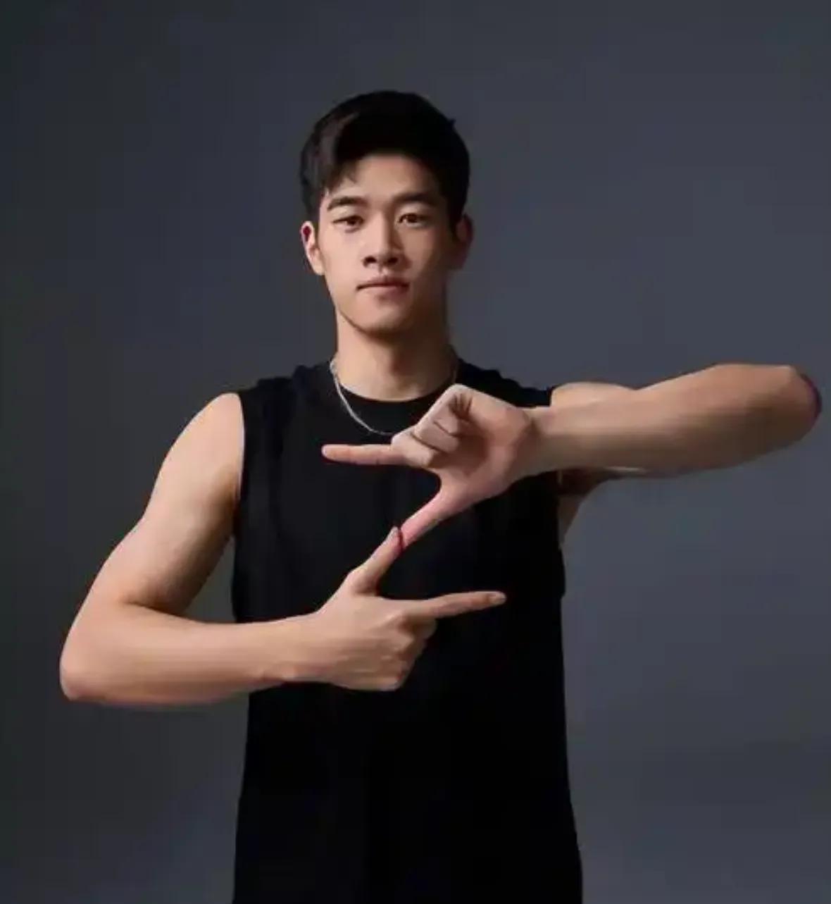 揪心啊！这回潘展乐放的是烟雾弹，还是炸弹？赛季最好成绩47秒73，新加坡亮相男