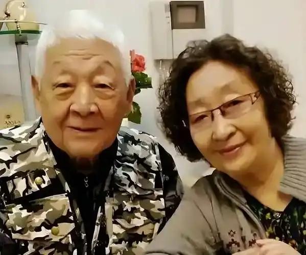 彭玉给二婚家庭提了个醒她守寡八年照料瘫痪丈夫，晚年第二春嫁给第一任丈夫