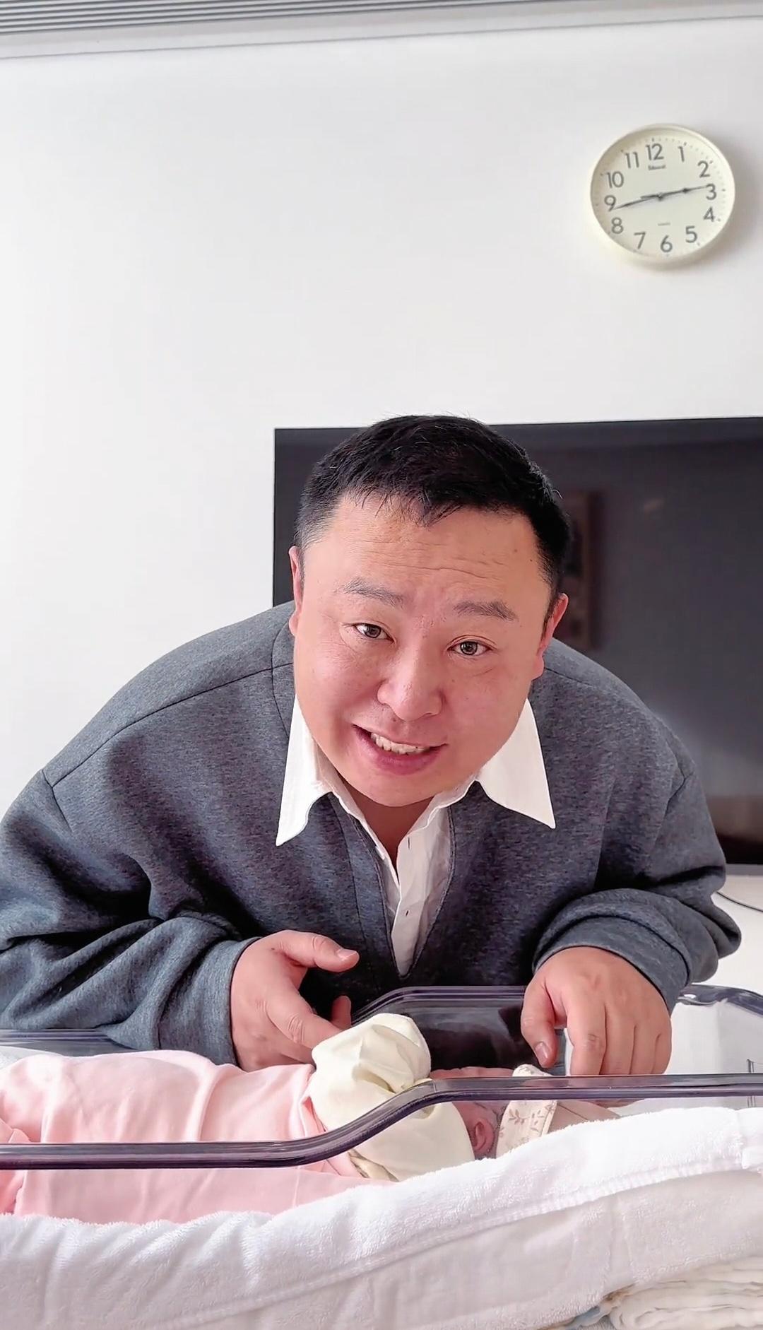 【相声演员阎鹤祥老来得子，压力给到郭麒麟，你怎么看？】1月13日，德云社相声演