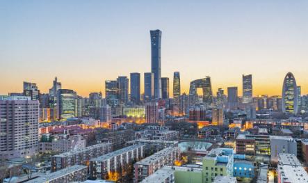 中美GDP差距又小了点！2025年中国经济总量突破140万亿大关，差不多占美国的