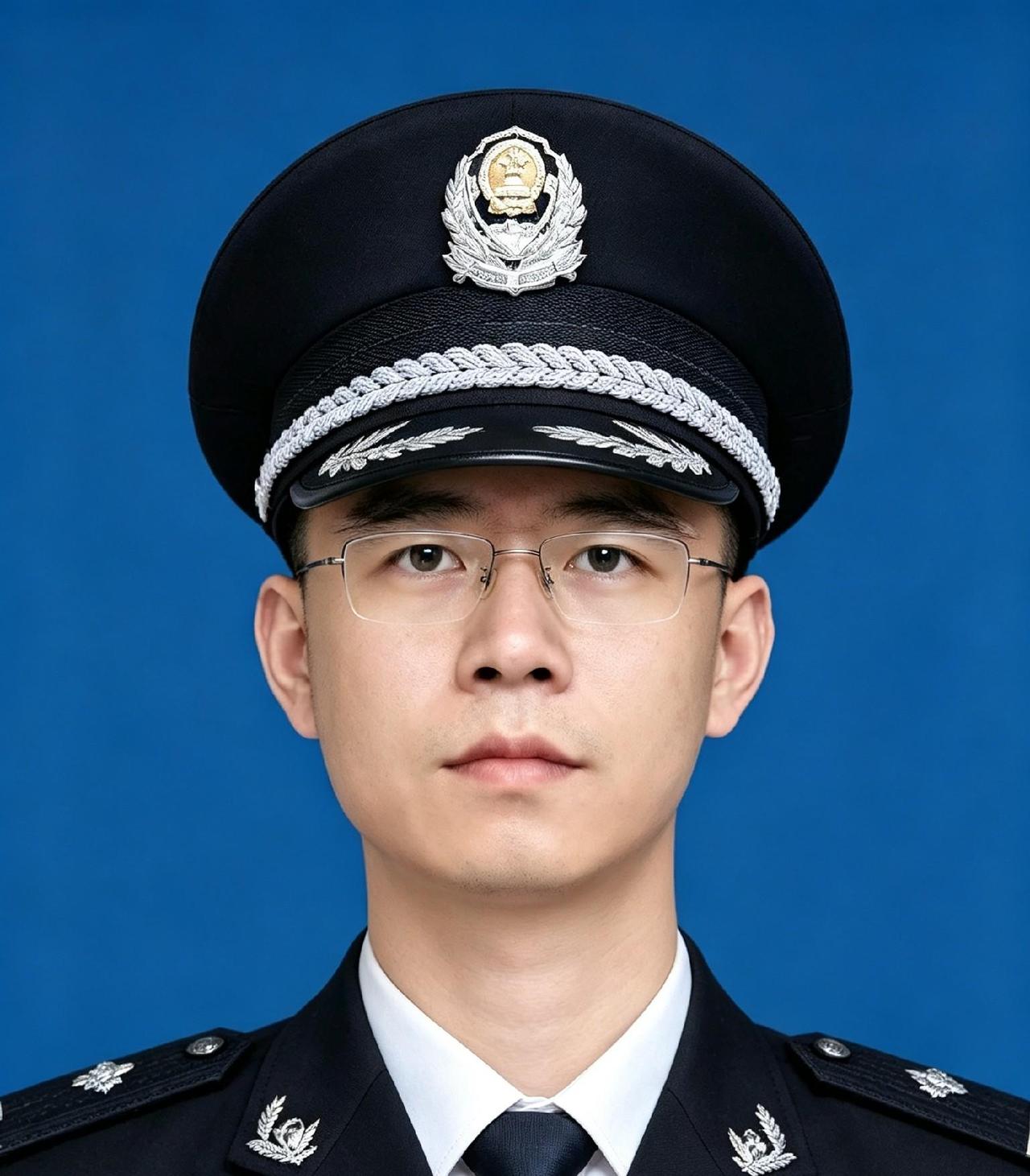 黄日，男，壮族，1983年10月出生于广西邕宁，中共党员，大学本科学历，2004