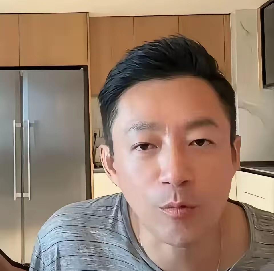 兰姐有了贴心的儿媳妇，就不要汪小菲这个糟心的臭儿子啦。汪小菲在家里的厨房里直播
