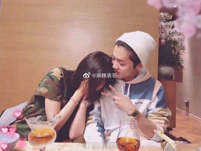 你就知道今天是七夕你知道今天是鹿晗让粉丝选衣服和关晓彤约会九周年吗？你什么都不知