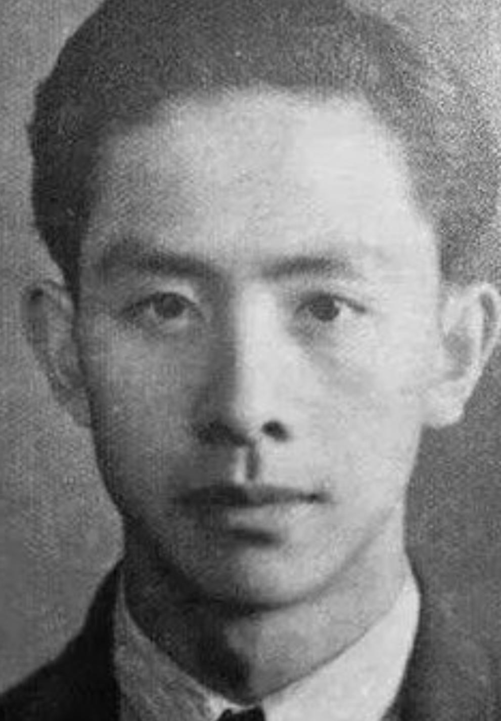 1948年，一位党员被捕，为了保命，他主动交代了一份12人的名单。特务们大喜，但