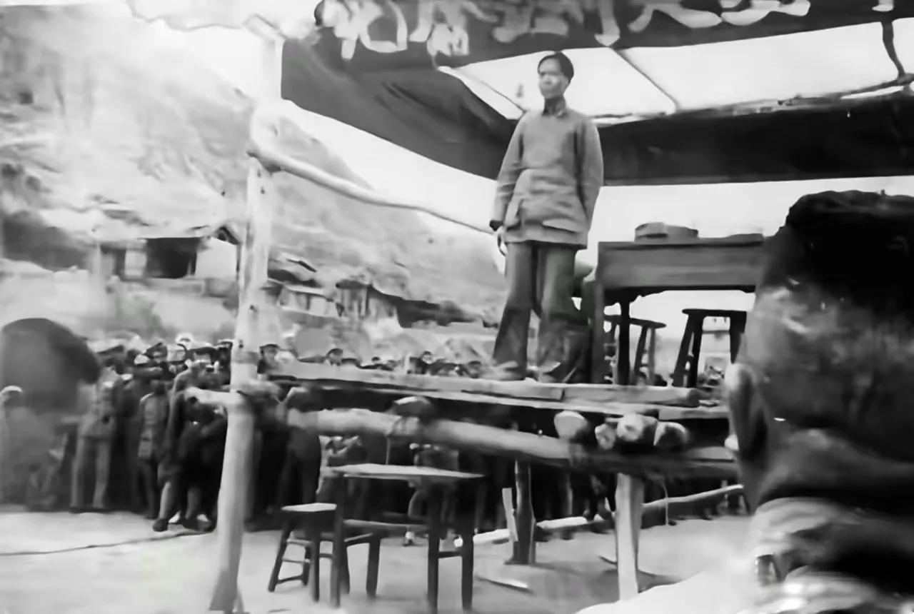 这是毛主席在1937年延安“抗大”演讲的珍贵照片。毛主席高瘦的身影，穿的还是洗得