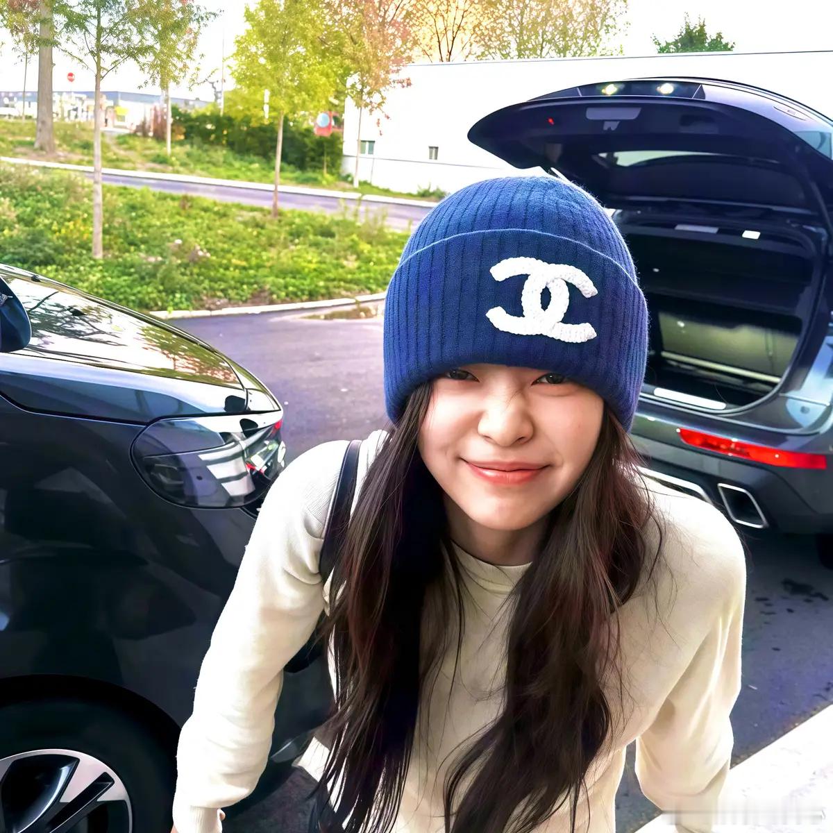 JENNIE戴蓝色针织帽俏皮活泼抱腊肠狗玩偶表情呆萌10月9日，JENNIE在