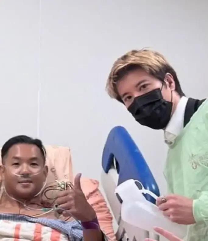 陈建州心梗脱险那天，王力宏端着尿壶进了病房，他老婆范玮琪站在旁边没上手。病床照是陈建州自己发的。插着