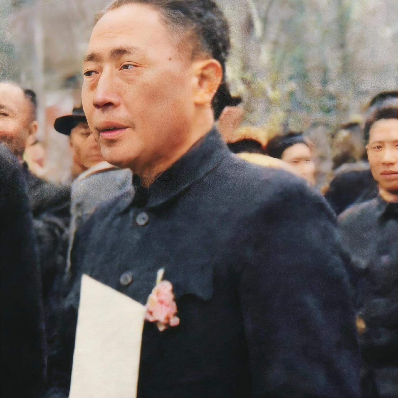 1946年，大特务毛人凤现身戴笠的葬礼，留下了一张极为罕见的留影。照片中的他身着