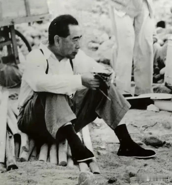 1958年4月，周总理来到沸腾的黄河三门峡建筑工地，周总理亲切地同工人一一握手，