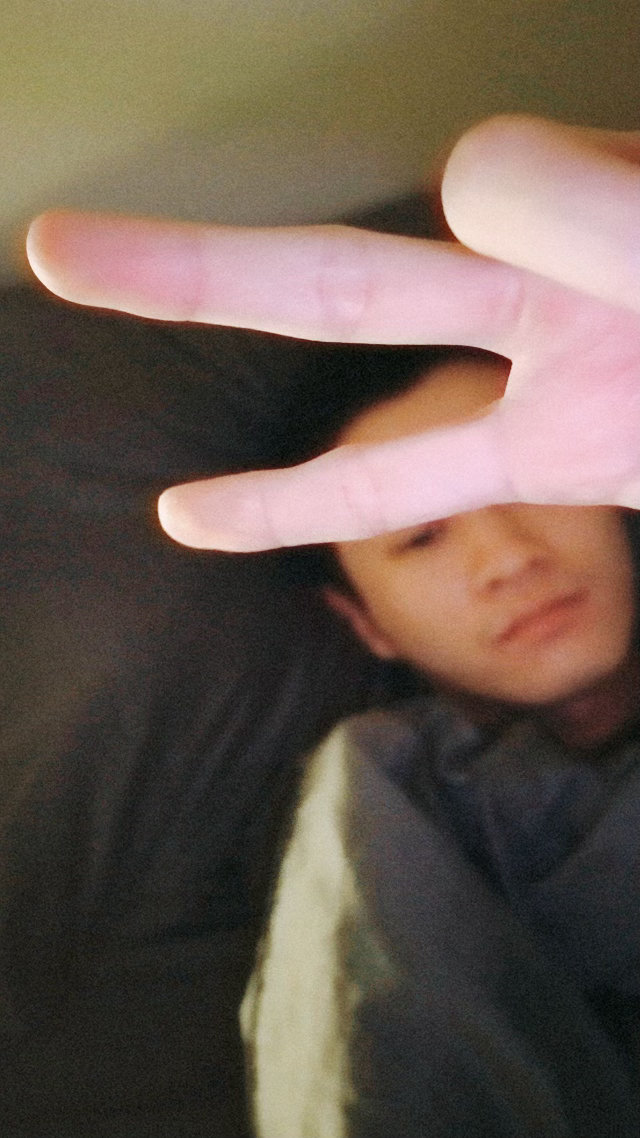 王勉重新定义出发图别人是机场出发大片，王勉是“出发了但灵魂还在酒店”的真实写照