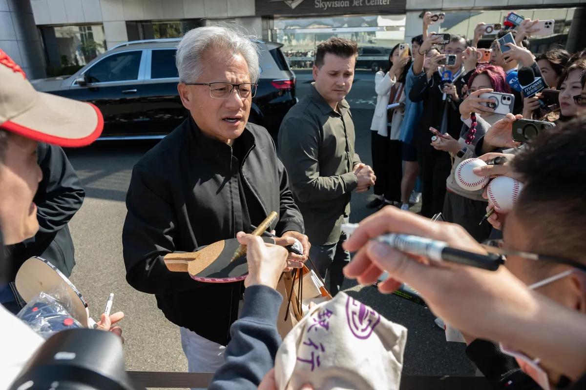 黄仁勋当天在台北透露，由于中方仍在决定是否允许进口英伟达的产品组件，因此该公司尚