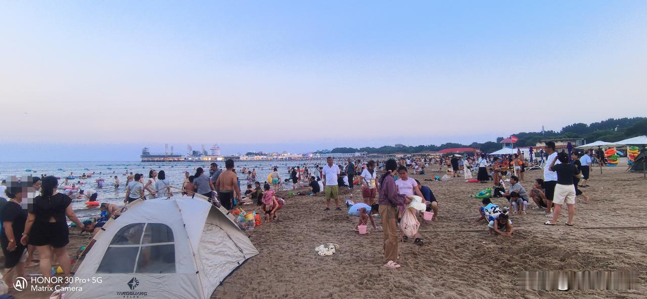 有人说男人夏天来沙滩就三件事。夏天来了，很多人都喜欢到海边旅游。