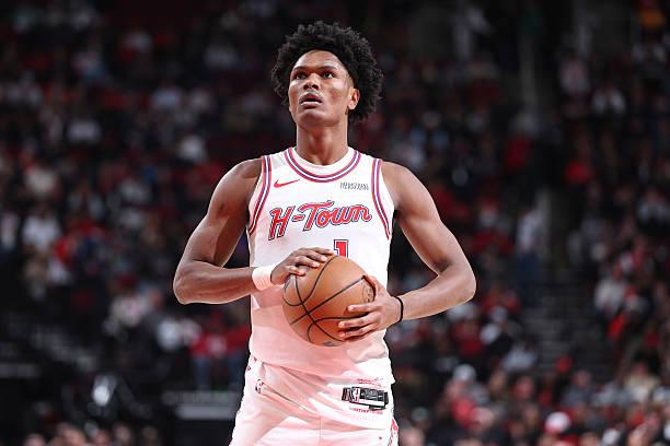 马刺那边到最后的防守策略直接让阿门投了，随便投了，甚至可以说是请你投篮，结果就是