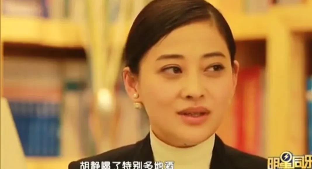 演员梅婷说：“我结婚是在剧场里，胡静和她老公都来了，我记得那天晚上，她喝了特别多