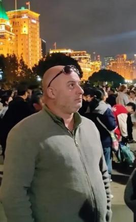 为什么很多美国人到了中国后不笑？因为这些外国人突然意识到西方国家的媒体把自己忽悠