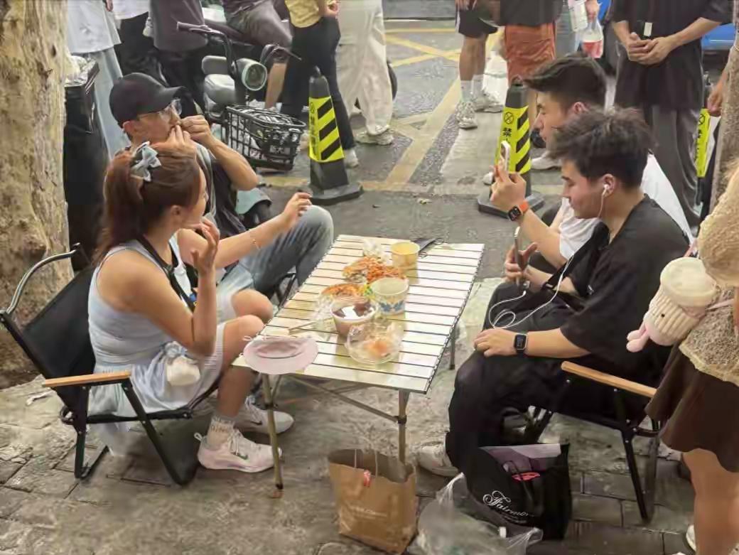 53岁刘畊宏武汉吃路边摊！贴假胡子躲粉丝失败，老婆vivi打扮少女却抢镜！[比心