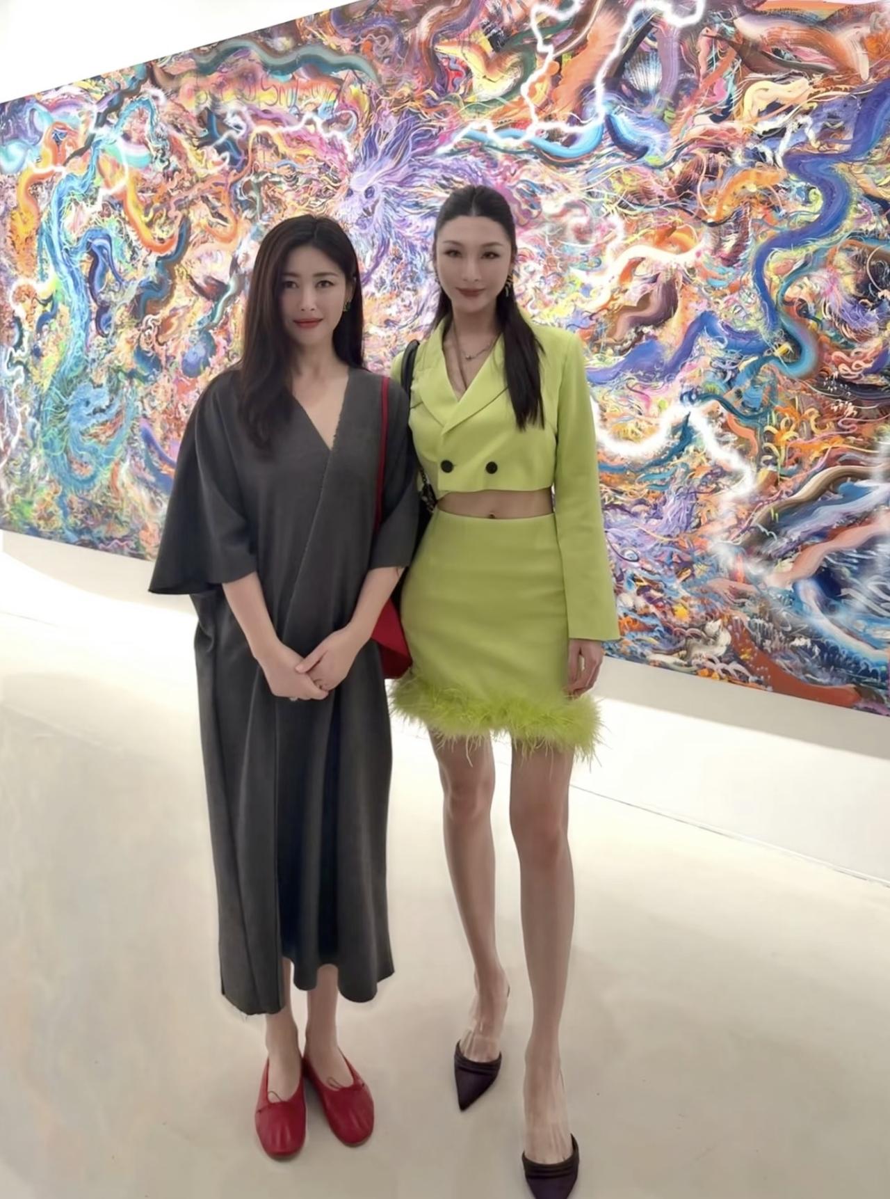 9月21日，有位网友晒出与朱珠的合影，两位美女在成都看画展相遇的画面。朱珠自