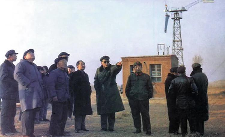 1983年1月2日胡同志偕同胡启立来到八达岭风电场实验室，李鹏陪他看了9台风力发