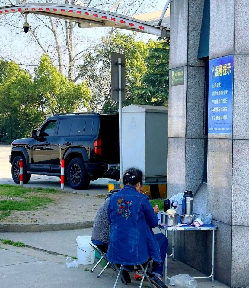 谁看了不皱眉头啊！现在高速服务区咋成了某些人的"私家营地"了？前几天跑长途亲眼看