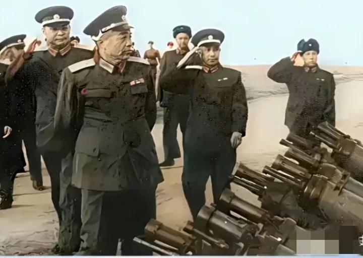 当年，彭德怀元帅视察部队时的一幕，身着军装走在前列身姿挺拔且神情严肃，自带沉稳