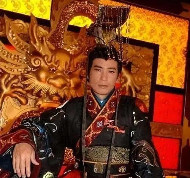 唐宪宗时，节度使李锜去算命，被告知他的小妾郑氏生的儿子将来会当皇上。李锜大喜过望