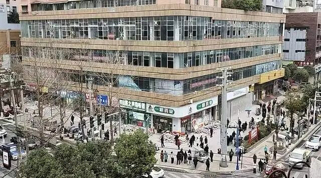 贵州毕节商铺深夜遭砌墙封堵 商户被封店内 官方介入调查