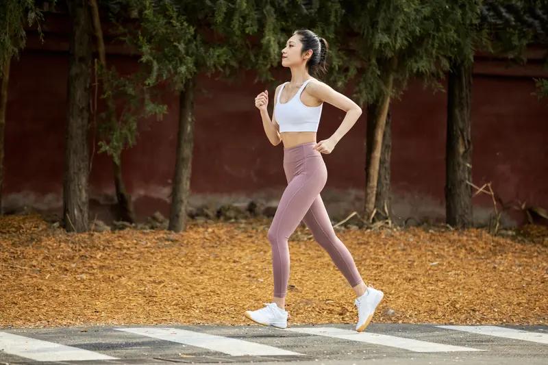 跑步的好处可太多啦!它简直是性价比最高的健康投资。坚持跑步,身材会悄悄变瘦。有