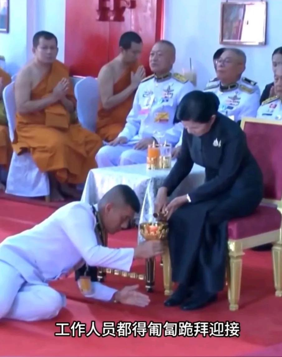 瞧诗妮娜妈妈的阵仗，你还认为诗妮娜失宠了吗？诗妮娜妈妈出现在泰宫重要仪式场合，