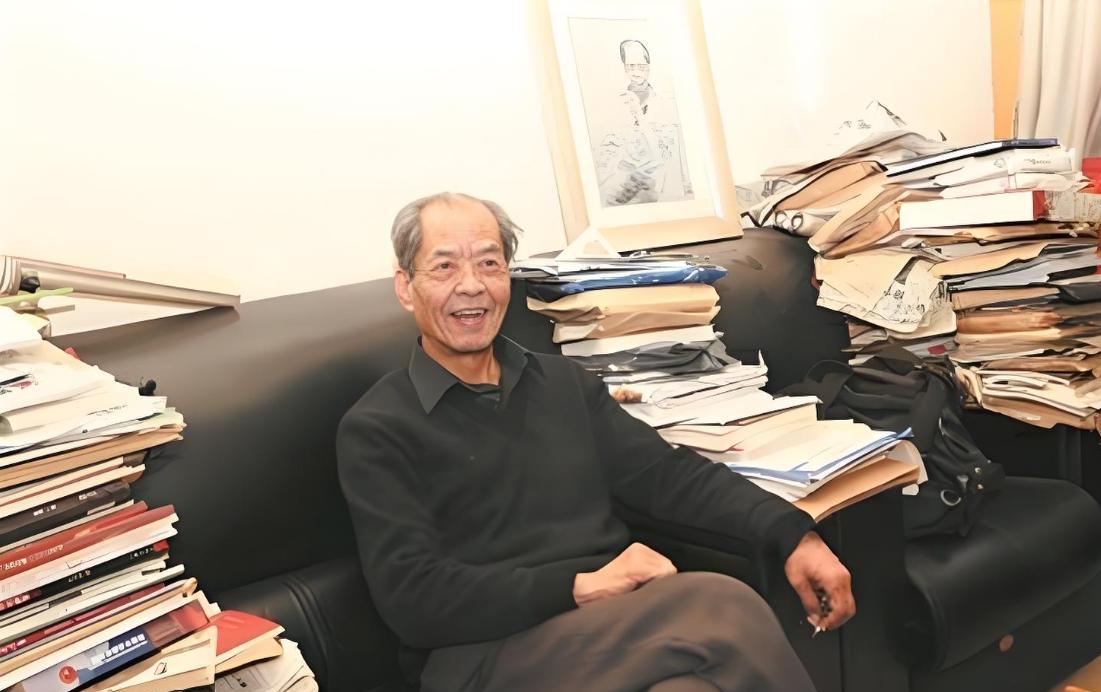 2003年，79岁的金庸到陕西参加活动，一见到陈忠实，激动地握住了他的手，语出惊
