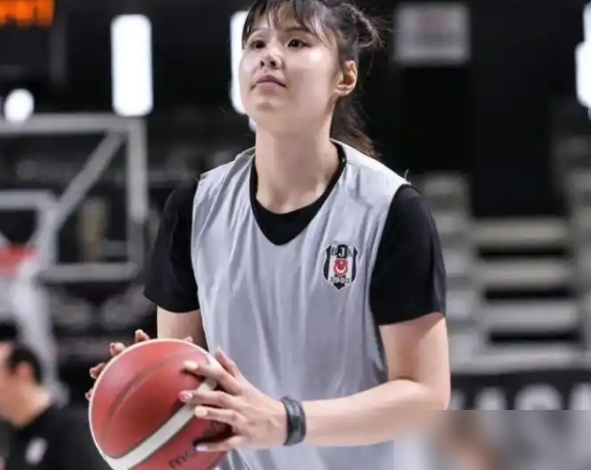 放弃国内400万年薪，跑去美国拿6万美金底薪，李月汝这步棋，99%的人看不懂。在WNBA，她早期就是