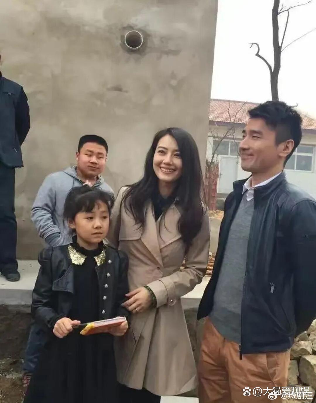 高圆圆一家三口现身农村老家，太接地气了！