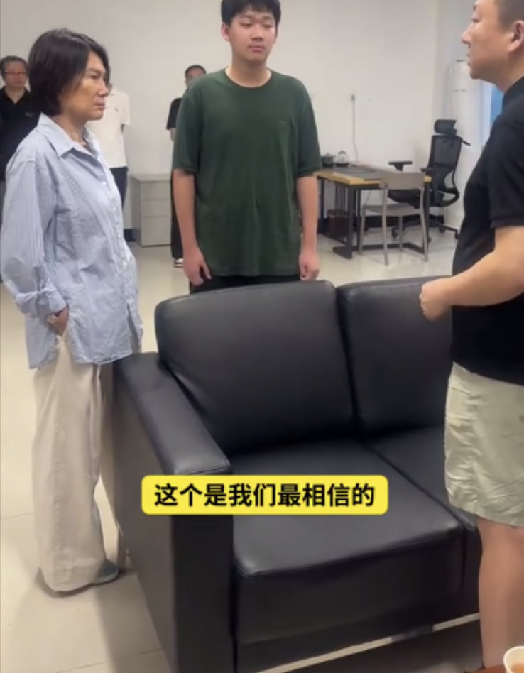 【董明珠现身珠海格力技工学校：查看面试环节，还与15岁学生比身高】8月25日消息