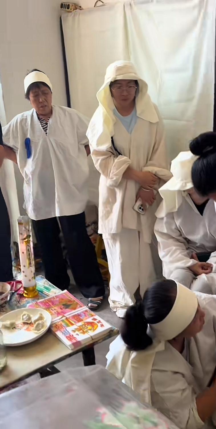 我姨夫去世了，膀胱癌，今天走的。我姨估计也活不了几天了。毕竟她的病也没有救，都在