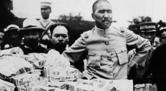 北洋军阀张宗昌，和小姨子偷情被发现。妻子为了气他，也找个了瘸子通奸。张宗昌故意忽