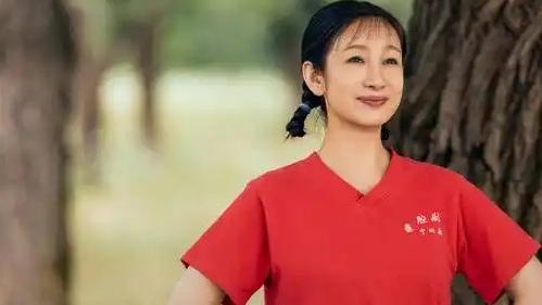 秦海璐并不算美女，但演起花彩香毫无违和感说起秦海璐，在演艺圈并不算美女，甚至